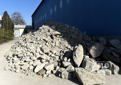 已停产的登封嵩阳磨料磨具厂内露天堆放的石料